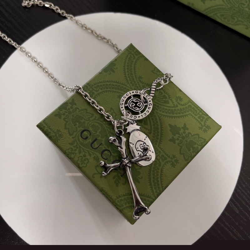 G*u*i necklaces